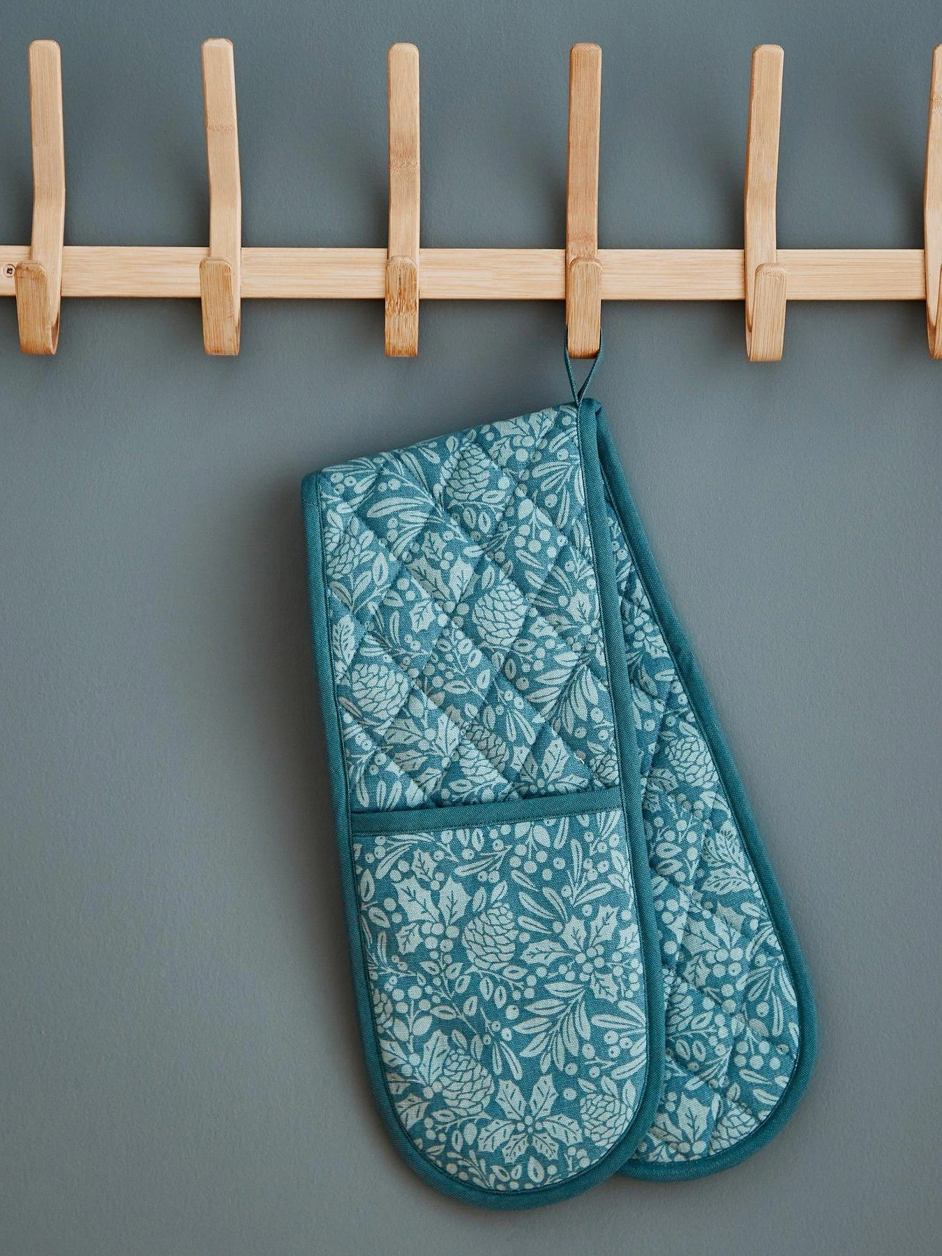 Catherine Lansfield Majestic Stag Double Oven Glove 3 Catherine Lansfield Majestic Stag Double Oven Glove - Image 2